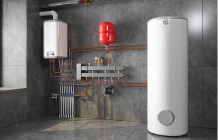Installatie van een warmtepomp met boiler en leidingen in een moderne technische ruimte