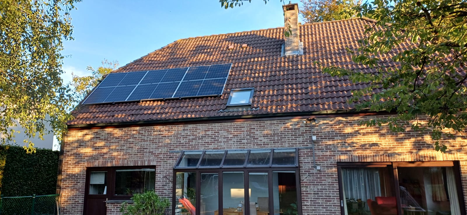 Zonnepanelen geplaatst op hellend pannendak van woning